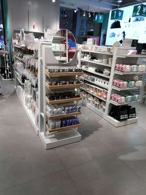 广州NOME诺米与名创优品货架供应商探秘 伶俐货架如何助力化妆品零售升级